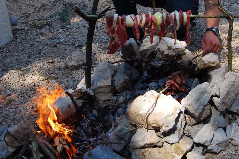 Preživetje v naravi - večerja nad ognjem